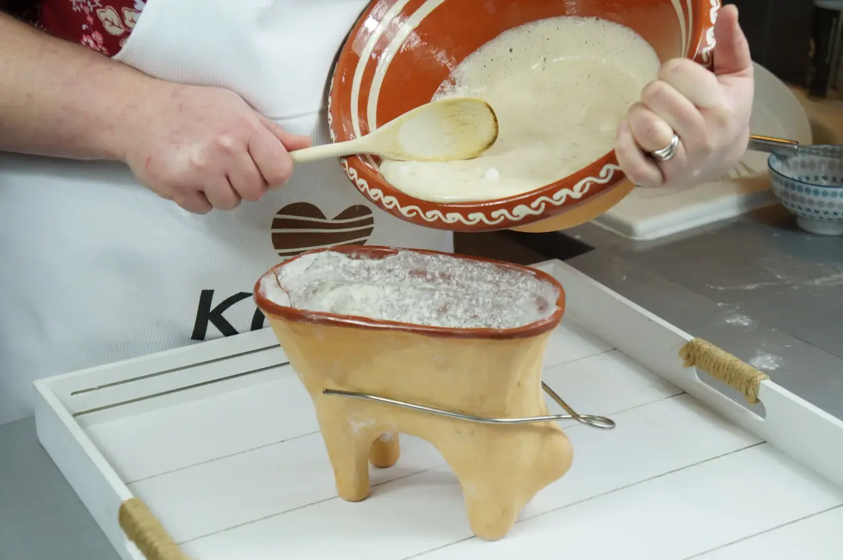 Etape de la recette du lamala : Versez la pâte dans le moule à lamala